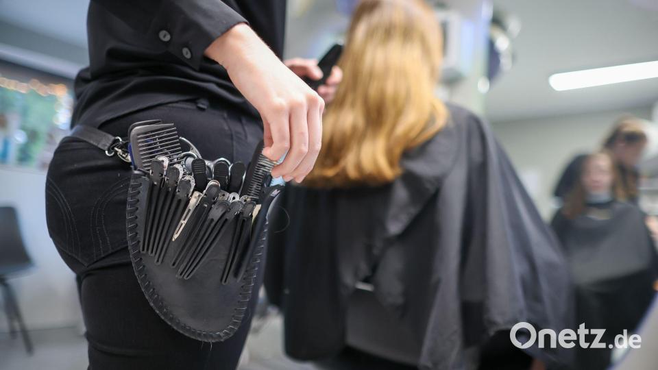 Laut einer YouGov-Umfrage gibt ein Viertel der Menschen in Deutschland kein Geld für einen Haarschnitt aus. (Archivbild) Bild: Jan Woitas/dpa