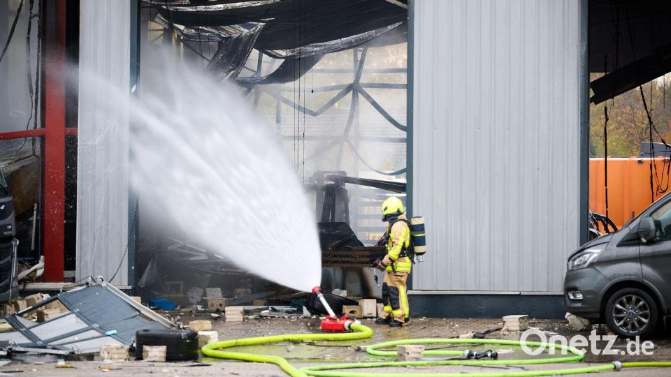 Am Vormittag hatten die Einsatzkräfte den Brand unter Kontrolle. Bild: Bernd Thissen/dpa