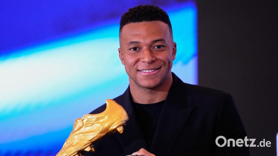 Hält stolz die nächste Trophäe in seinen Händen: Kylian Mbappé Bild: Manu Fernandez/AP/dpa