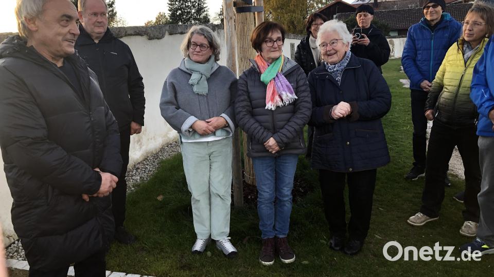Beim Festakt am Friedhof von Falkenberg erklärte Erwin Otte (links) die Inhalte seiner Ideen, die zur Verwirklichung des Kunstwerkes geführt hatten. Bild: wro