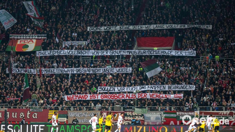 Klartext der Fans auf Plakaten gegen den neuen FCA-Kurs der Vereinsführung mit dem unerfahrenen Trainer Sandro Wagner. Bild: David Inderlied/Kirchner-Media/dpa