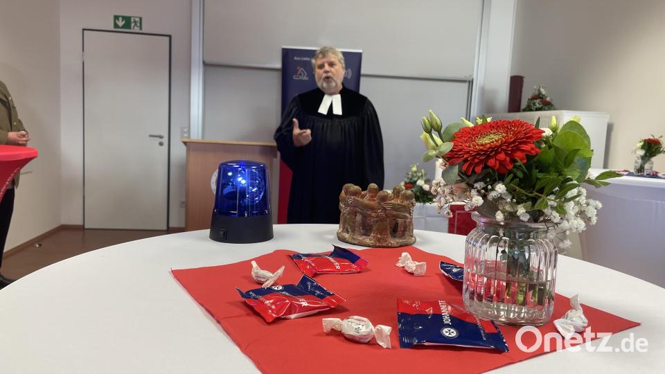 Pfarrer Stefan Drechsler hielt eine kleine Andacht zur Einweihung und brachte neben einem Symbol des Zusammenhaltes auch ein kleines Blaulicht als Symbol für den Einsatzwillen und die Hilfsbereitschaft der Johanniter mit. Bild: Lukas Büchold