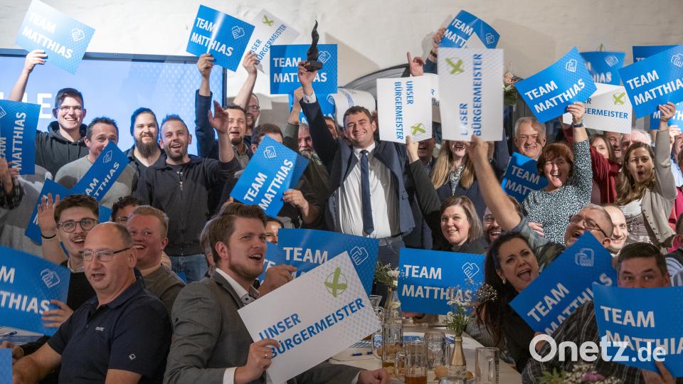 Die Euphorie war zu spüren: Matthias Fütterer (Mitte, stehend in Anzug) wurde einstimmig als Bürgermeisterkandidat von CSU und CWL für die Kommunalwahl 2026 nominiert Bild: lum