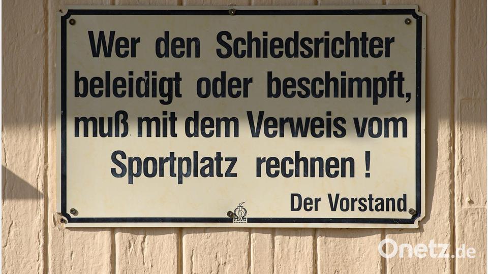 Immer wieder gibt es Beleidigungen gegen Schiedsrichter. Bild: Robert Michael/dpa-Zentralbild/dpa