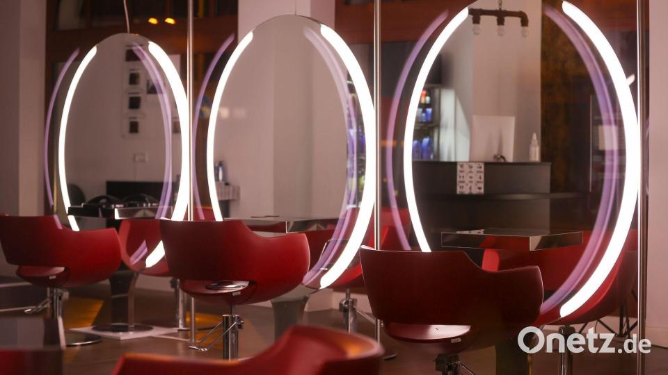 Während der Pandemie waren Friseursalons zeitweilig geschlossen, teilweise durften sie nur unter strengen Auflagen öffnen. (Archivbild) Bild: Jan Woitas/dpa-Zentralbild/dpa