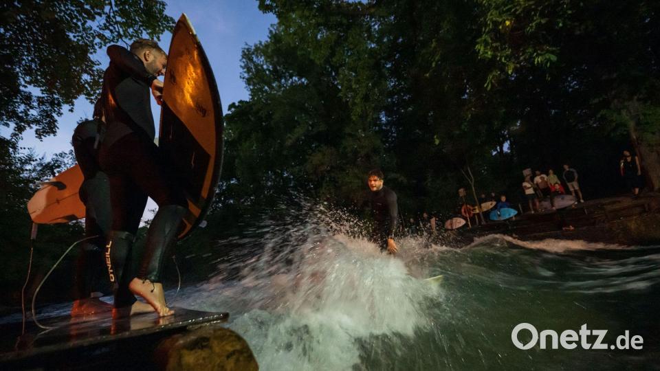 Eine spezielle Beleuchtung soll das Surfen bei Dunkelheit sicherer machen. (Archivbild) Bild: Peter Kneffel/dpa