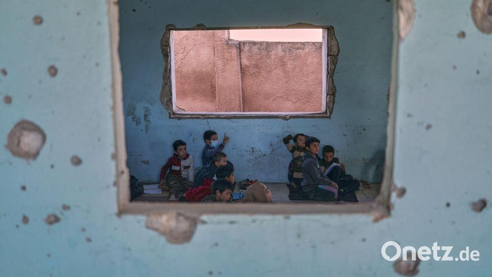 Hoffnung trotz Zerstörung: Unterricht in der Grundschule von Maar Schmarin, Idlib. Bild: Ghaith Alsayed/AP/dpa