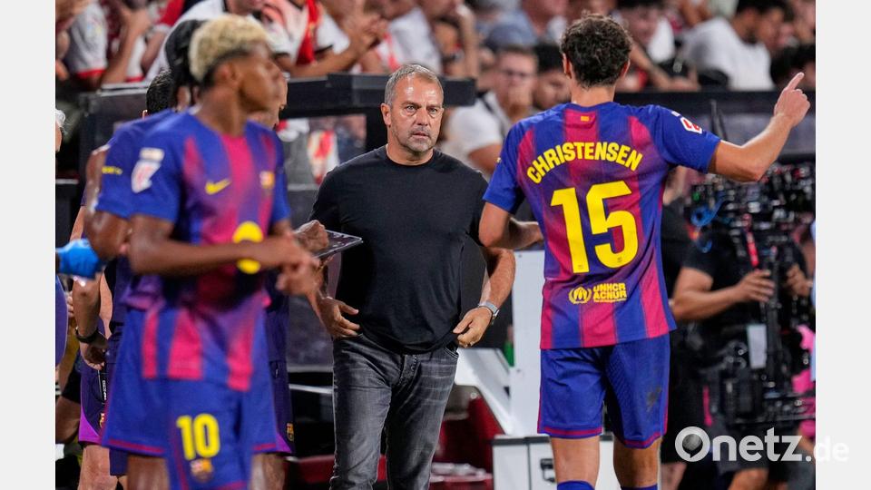 Für Trainer Hansi Flick wird die Rückkehr von Barça ins Camp Nou eine Premiere - er kam erst während des langjährigen Umbaus nach Barcelona. Bild: Manu Fernandez/AP/dpa