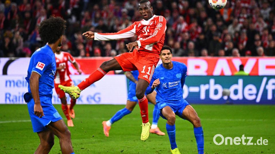 Loïc Badé (l) schaute erst beim Kopfball von Nicolas Jackson zu, traf später ins eigene Tor. Bild: Tom Weller/dpa
