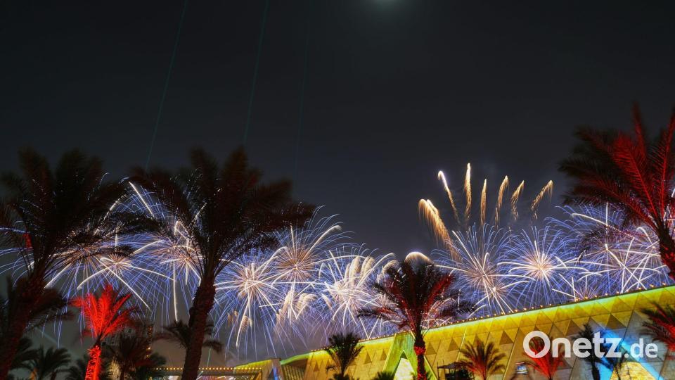 Für die Eröffnung gibt es eine große Musik- und Lichtshow und Feuerwerk. Bild: Amr Nabil/AP/dpa