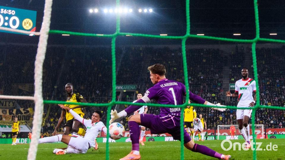 Serhou Guirassy sagt „danke“. Der BVB-Stürmer beendet seine Torflaute nach einer Augsburger Slapstick-Aktion. Bild: Tom Weller/dpa