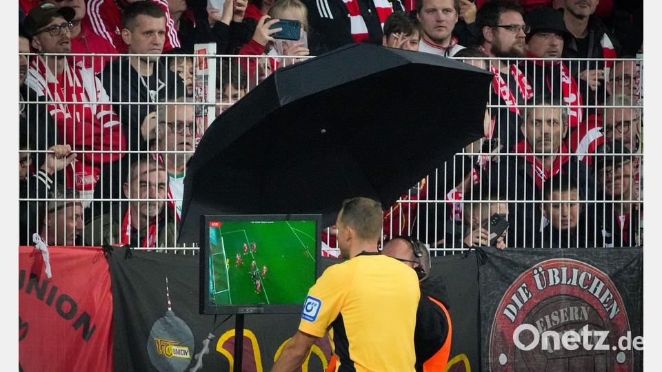 Nahm zwei Tore nach Videobeweis zurück: Schiedsrichter Sören Storks Bild: Soeren Stache/dpa