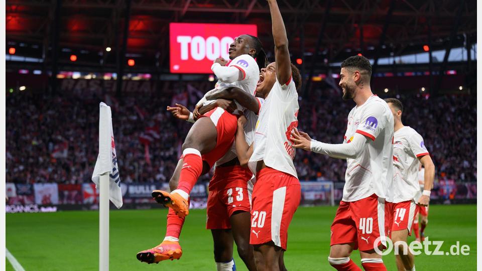 Yan Diomande (l-r), Castello Lukeba, Assan Ouédraogo und Romulo jubeln nach dem 1:0. Bild: Hendrik Schmidt/dpa