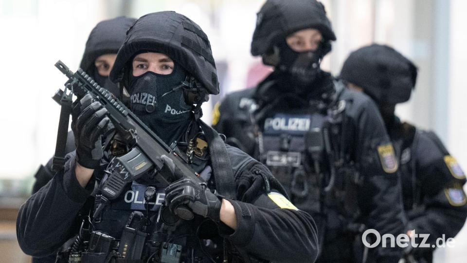 Besucher flohen, es gab Verletzte. Die Polizei sieht aktuell keine Gefahr mehr. Bild: Boris Roessler/dpa