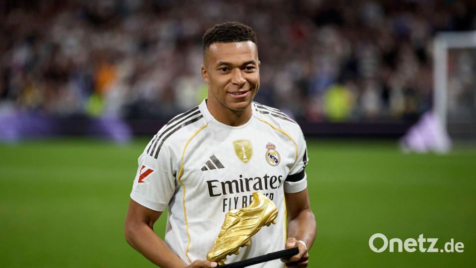 Vor dem Spiel gegen Valencia präsentierte Kylian Mbappé den Goldenen Schuh für Europas besten Torschützen. Bild: Ruben Albarran/ZUMA Press Wire/dpa