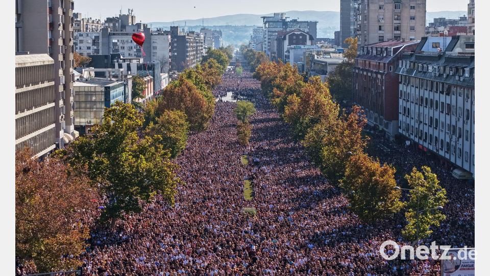 Zehntausende gedachten der 16 Opfer des Einsturzes des Bahnhofsvordachs in Novi Sad vor genau einem Jahr. Bild: Armin Durgut/AP/dpa