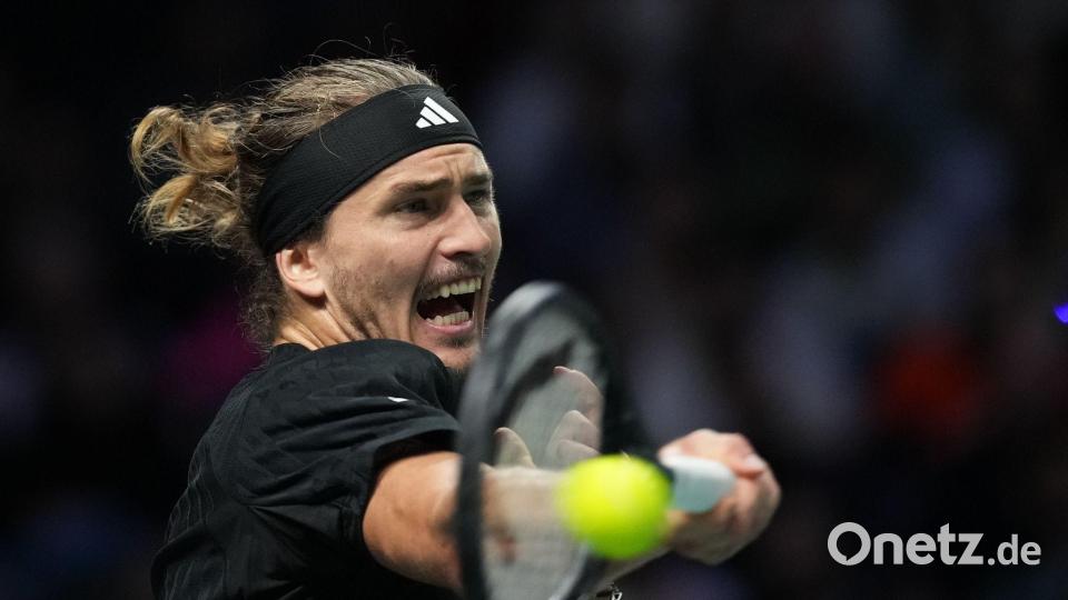Gegen Jannik Sinner ist Tennisprofi Alexander Zverev chancenlos. Bild: Christophe Ena/AP/dpa