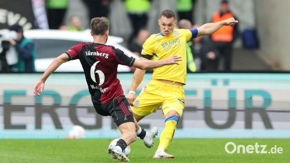 In den Zweikämpfen ging es zur Sache, hier von Nürnbergs Adam Markhiev (l) mit gestrecktem Bein gegen Sven Köhler. Bild: Daniel Löb/dpa