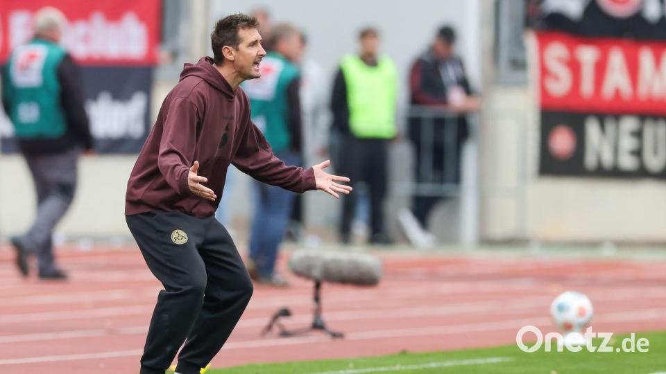 Miroslav Klose musste am Spielfeldrand bis zum Ende um den knappen Sieg bangen. Bild: Daniel Löb/dpa