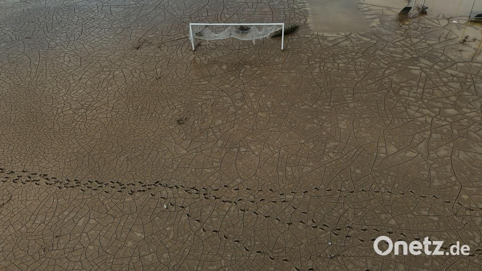 Nach Hurrikan „Melissa“: Fußballfeld in Montego Bay auf Jamaika im Schlamm versunken Bild: Matias Delacroix/AP/dpa