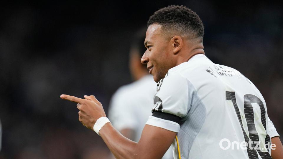 Kylian Mbappé (r) brachte Real Madrid mit seinen Toren auf Siegkurs gegen Valencia. Bild: Manu Fernandez/AP/dpa