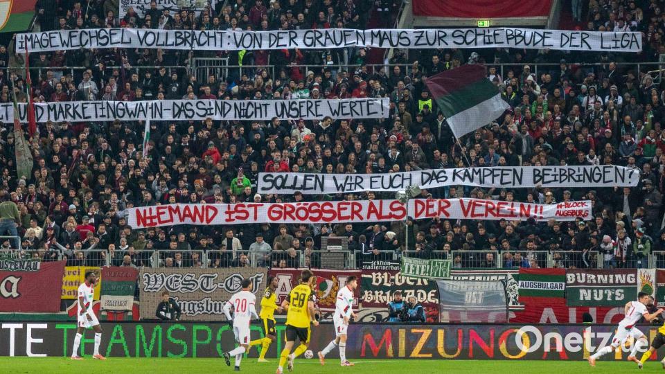 Die Augsburger Fans üben auf Spruchbändern Kritik am Weg der Vereinsführung mit Sandro Wagner. Bild: David Inderlied/Kirchner-Media/dpa