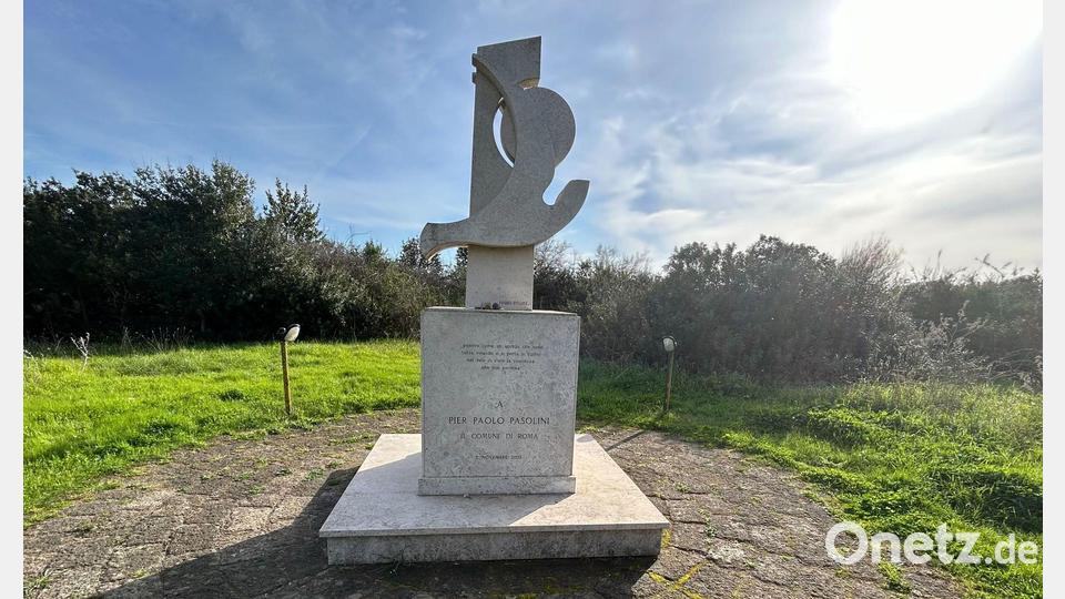 Am Ort des Verbrechens erinnert ein Denkmal an den Regisseur. (Archivbild) Bild: Christoph Sator/dpa