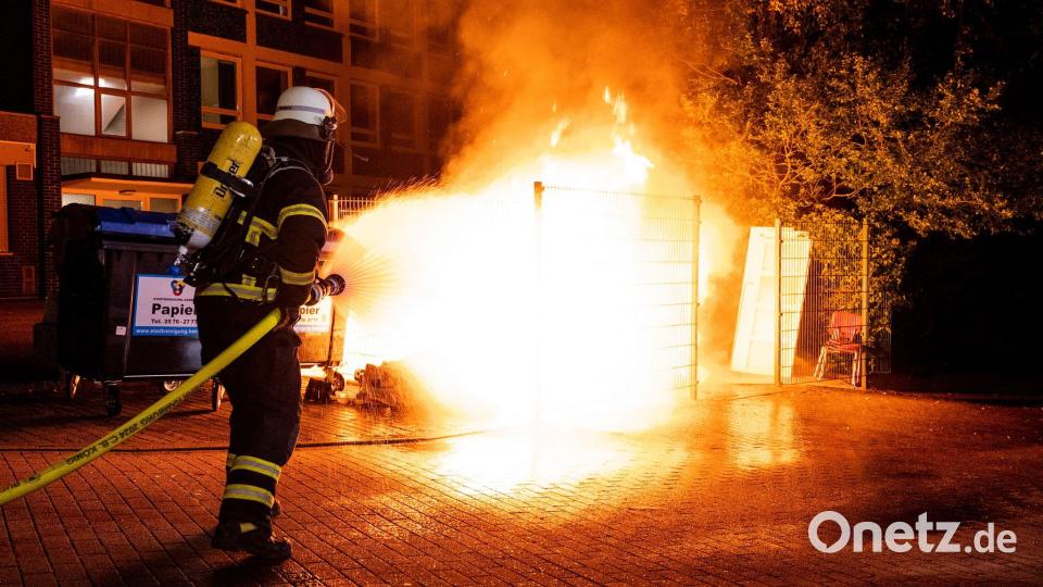 Polizei und Feuerwehr waren im Einsatz. Bild: Daniel Bockwoldt/dpa