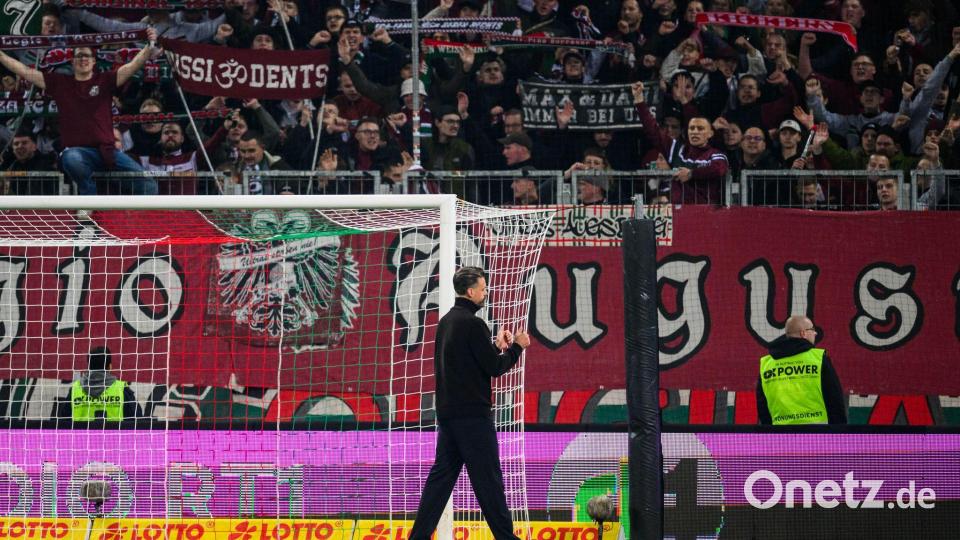 Nach der Niederlage gegen Dortmund bedankt sich Sandro Wagner in der Kurve für die Unterstützung der Fans. Bild: Tom Weller/dpa