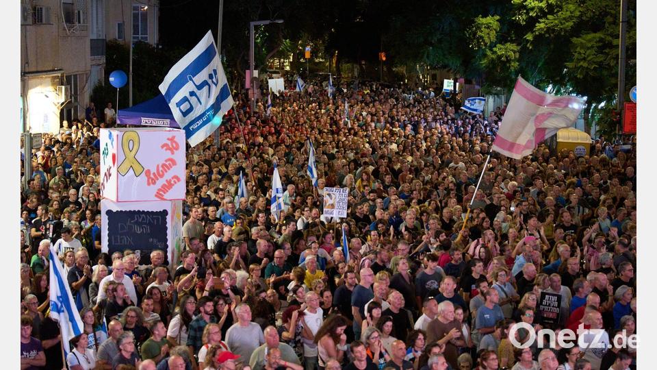 Schätzungen zufolge beteiligten sich etwa 150.000 Menschen an der Gedenkveranstaltung für den 1995 ermordeten damaligen israelischen Regierungschef Izchak Rabin. Bild: Ariel Schalit/AP/dpa