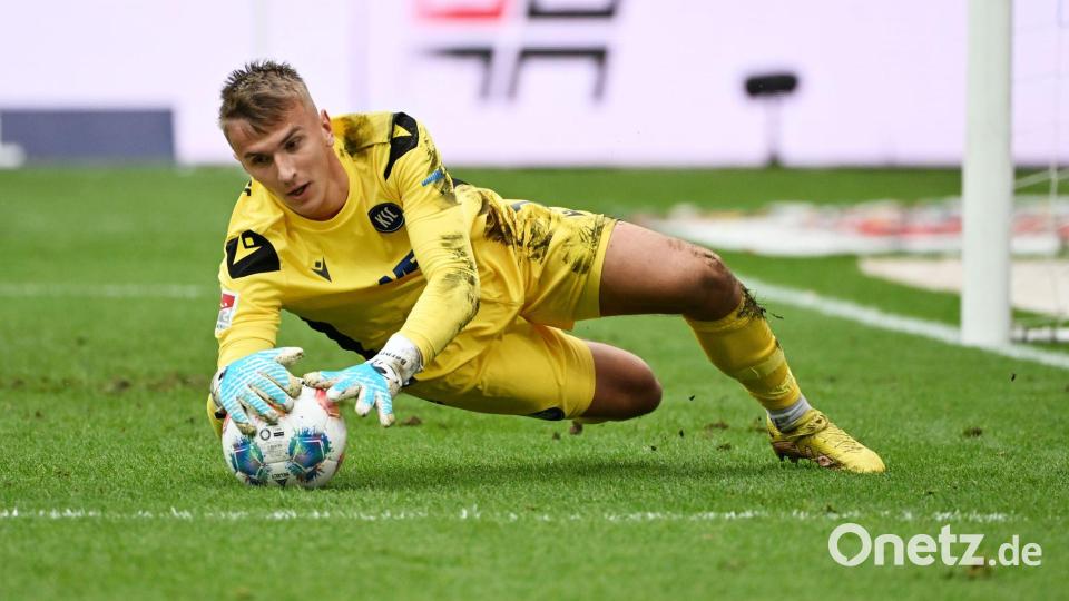 Karlsruhes Torwart Hans Christian Bernat hatte gegen Schalke viel zu tun. Bild: Uli Deck/dpa