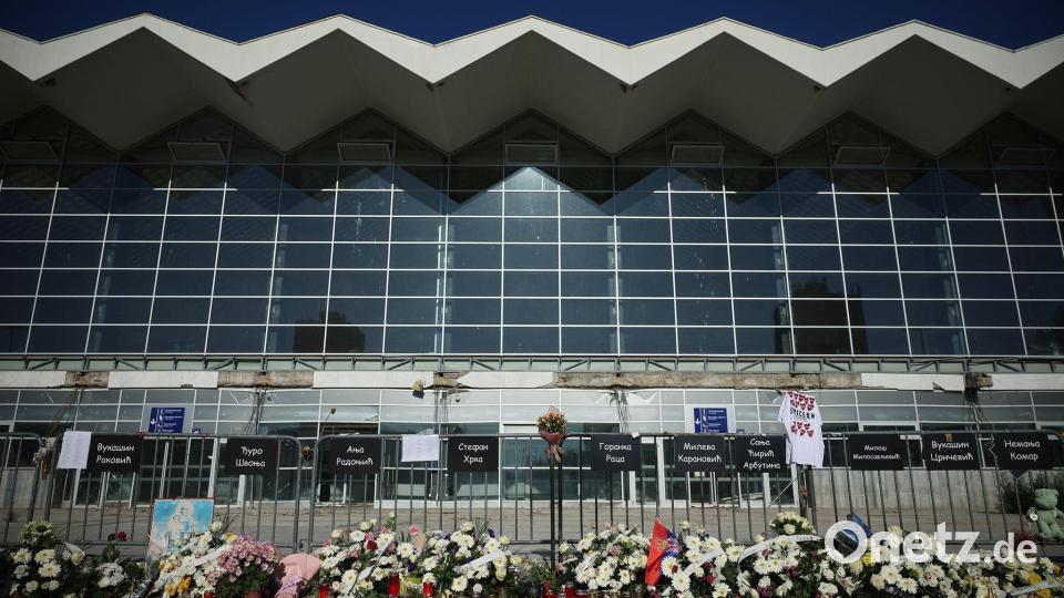 Vor dem Bahnhof, wo sich die Tragödie ereignete, legten Bürger und Studierende Kränze und Blumen für die 16 Opfer nieder. Bild: Armin Durgut/AP/dpa
