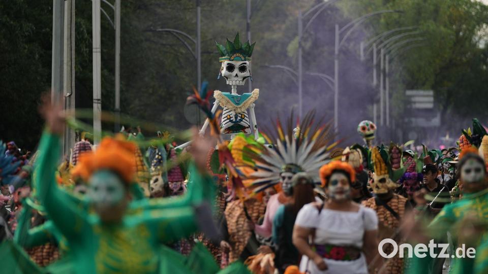 Mehr als 8.000 Darsteller zogen durch die Straßen. Bild: Claudia Rosel/AP/dpa