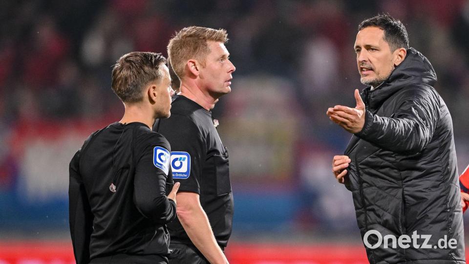 Dino Toppmöller diskutiert mit Schiedsrichter Christian Dingert. Bild: Harry Langer/dpa