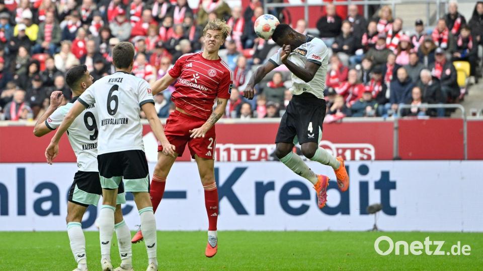 Lauterns Maxwell Gyamfi (re.) beim Kopfballversuch gegen die Fortuna Bild: Anke Waelischmiller/dpa
