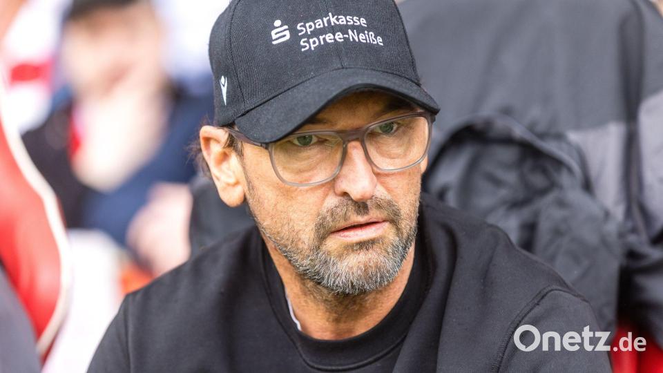 Fand deutliche Worte zum Rassismusvorfall in München: Energie-Trainer Claus-Dieter Wollitz. (Archivbild) Bild: Frank Hammerschmidt/dpa