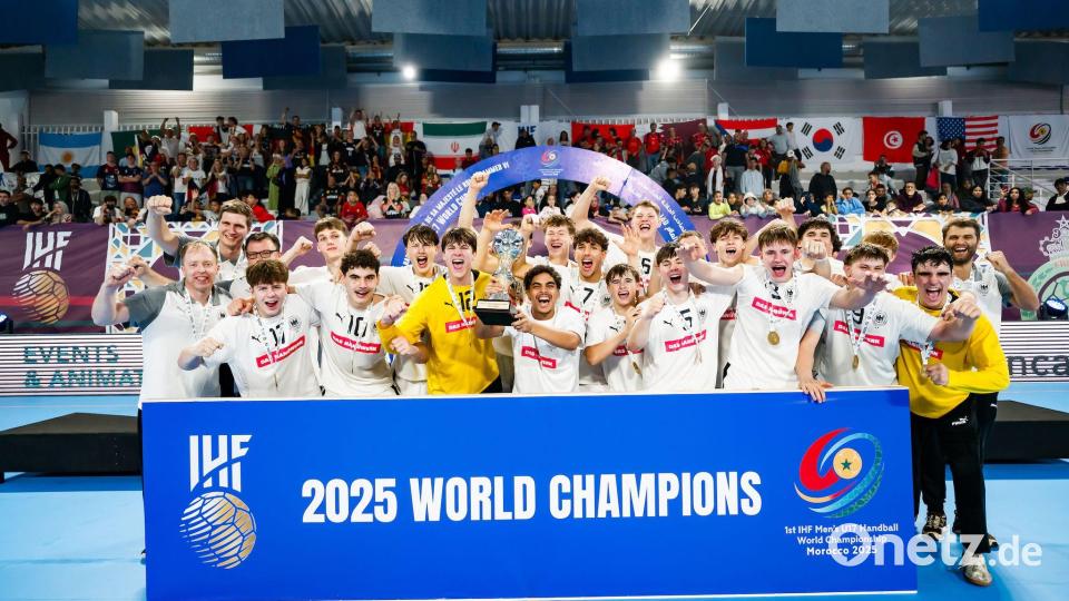 Die deutsche U17-Handballnationalmannschaft feiert ihren Weltmeistertitel. Bild: Sasa Pahic Szabo / Kolektiff/kolektiff images/dpa