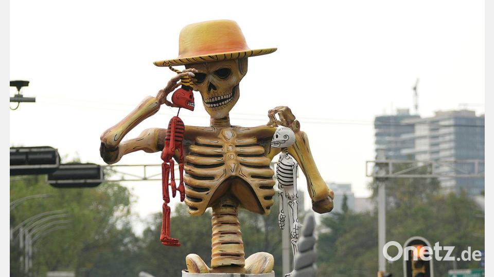 Die Parade ist einem Umzug nachempfunden, der im James-Bond-Film „Spectre“ von 2015 zu sehen war. Bild: Claudia Rosel/AP/dpa