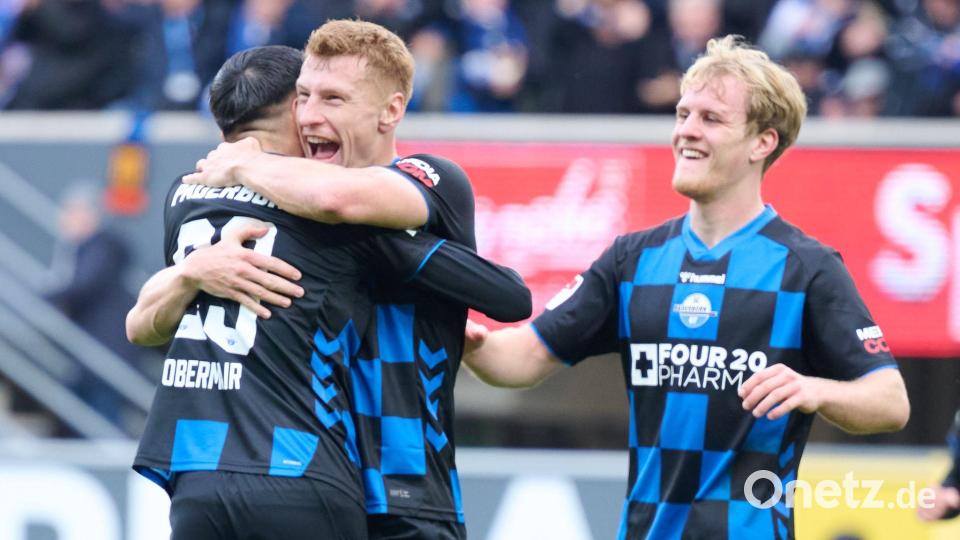 Zweimal Grund zur Freude: Paderborn ist neuer Tabellenführer. Bild: Bernd Thissen/dpa