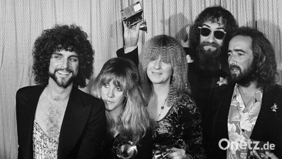 Lindsey Buckingham (l-r), Stevie Nicks, Christine McVie, Mick Fleetwood und John McVie, Mitglieder der Rockgruppe Fleetwood Mac, posieren mit ihrem Grammy Award für das Album des Jahres „Rumours“. Bild: Richard Drew/AP/dpa