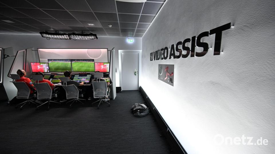 Im Video-Assist-Center wird alles überprüft. (Archivbild) Bild: Federico Gambarini/dpa