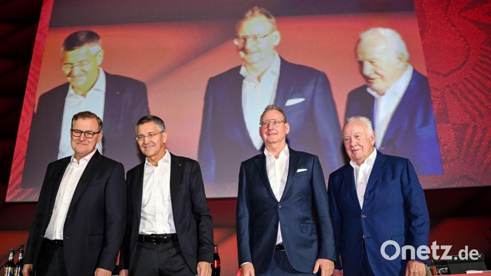 Präsident Herbert Hainer (2.v.l.) lobte die Arbeit von Trainer Vincent Kompany. Bild: Harry Langer/dpa