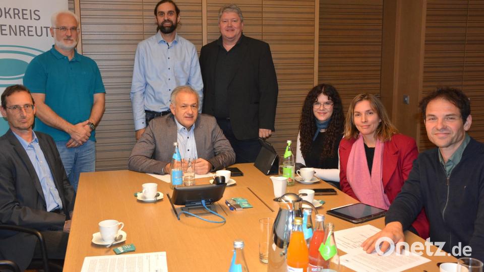 Zu einem Gespräch über Erneuerbare Energien im Landkreis Tirschenreuth trafen sich die Grünen-Landtagsabgeordneten Laura Weber (Zweite von rechts) und Martin Stümpfig (rechts) mit Landrat Roland Grillmeier (an der Stirnseite sitzend). Bild: jr