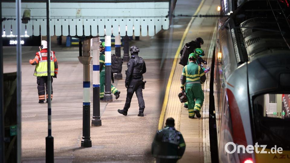 Rettungskräfte arbeiten auf dem Bahnsteig des Bahnhofs Huntingdon in England, nachdem mehrere Personen niedergestochen worden waren. Bild: Chris Radburn/PA Wire/dpa