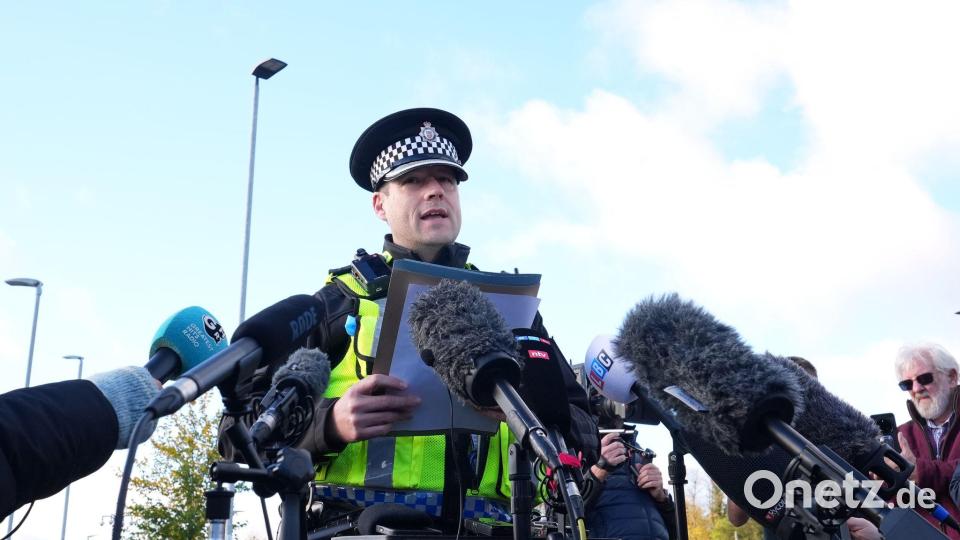 Superintendent John Loveless informiert über den neuen Ermittlungsstand. Bild: Kirsty Wigglesworth/AP/dpa