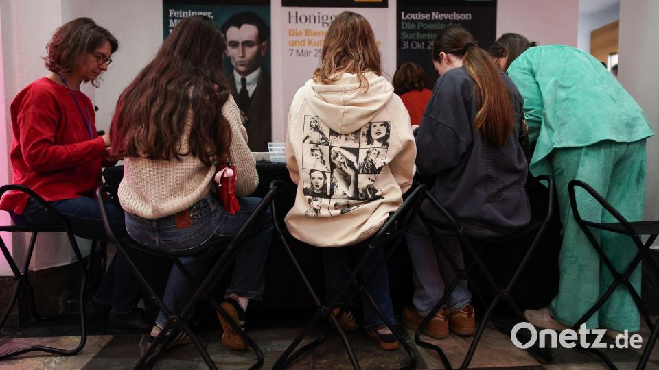 Die Fans von Taylor Swift konnten im Museum Armbänder knüpfen. Bild: Hannes P. Albert/dpa