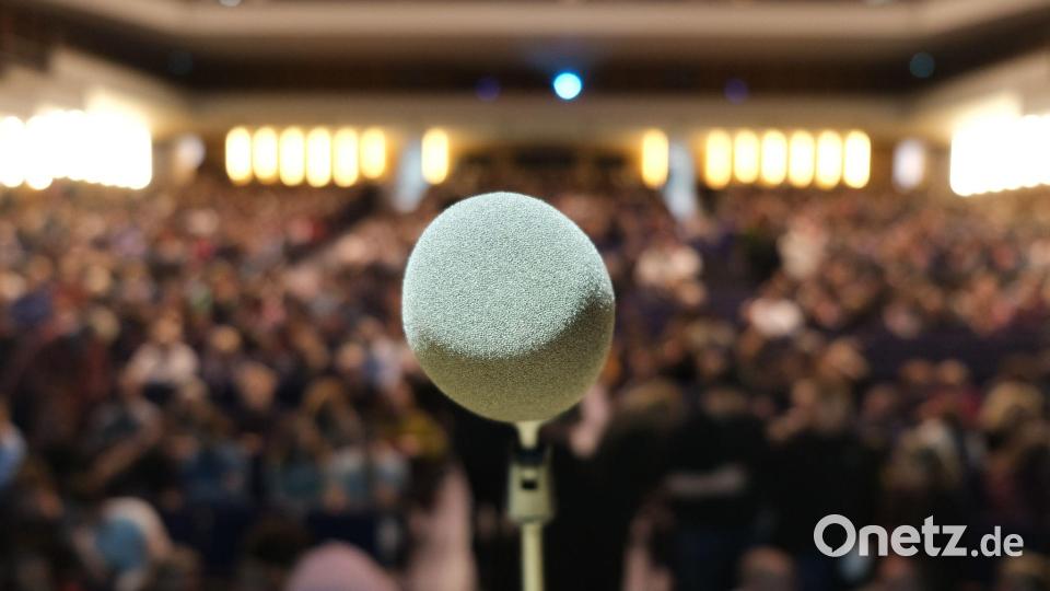 Bei der Deutschsprachigen Meisterschaft im Poetry Slam sind im Einzelwettbewerb 80 Autorinnen und Autoren angetreten. Bild: Sebastian Willnow/dpa