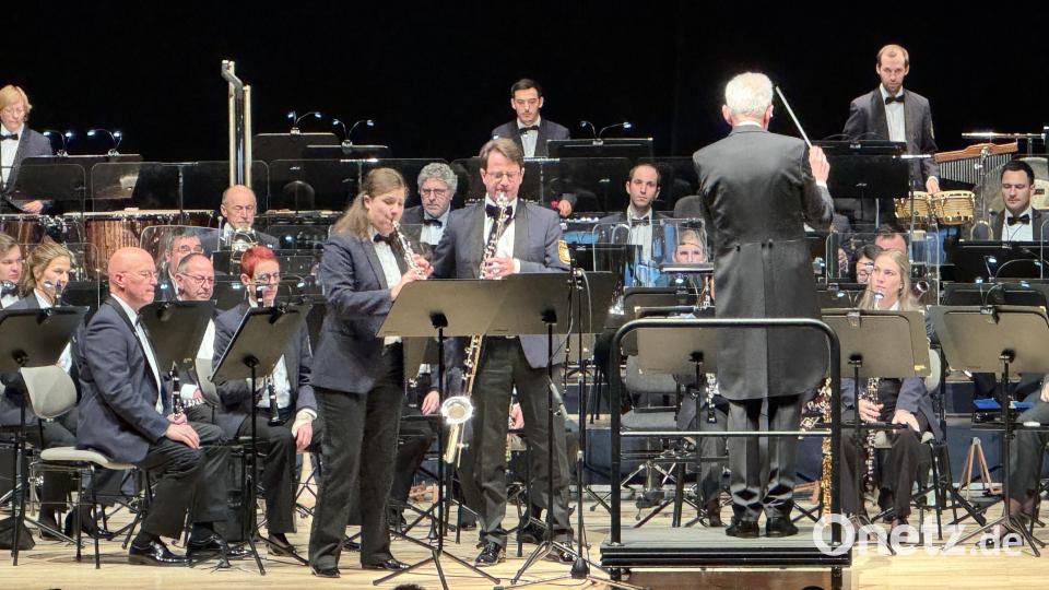 Bei „Symphonic Sketches“ des Niederländers Carl Wittrock standen Klarinette und Bassklarinette im Rampenlicht. Michaela Butz und Michael Wurzer spielten mit ihren Soloinstrumenten beeindruckende Klangfarben. Bild: mgo