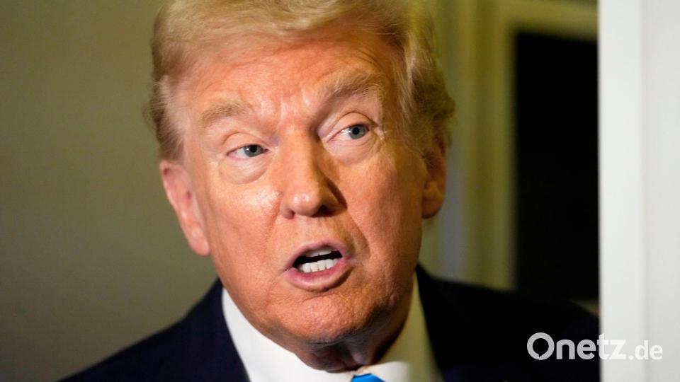 Trump droht der Regierung Nigerias. Bild: Mark Schiefelbein/AP/dpa