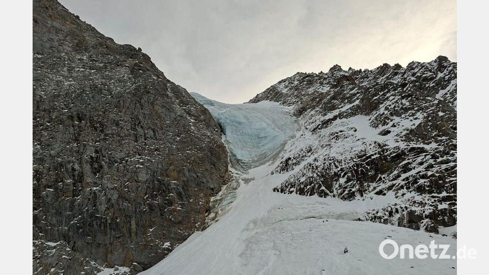 Die Urlauber wurden beim Aufstieg zur mehr als 3.500 Meter hohen Vertainspitze von der Schneelawine erfasst. Bild: -/italienische Bergrettung/dpa